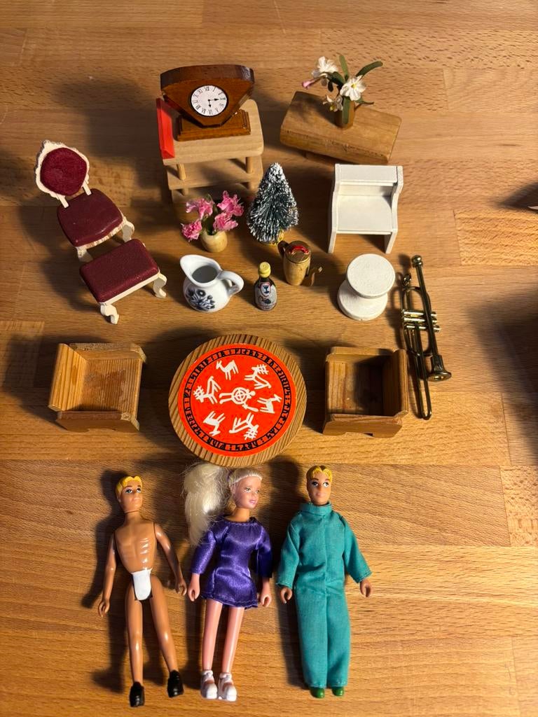 Poppenhuismeubels en accessoires 3 poppetjes, Collections, Maisons de poupées & Accessoires, Enlèvement ou Envoi, Utilisé, Maison de poupées