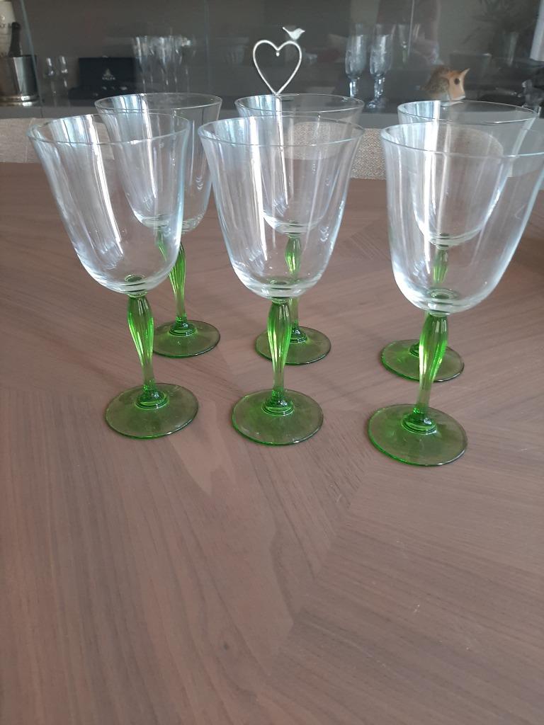 6 grote wijnglazen op groene voet, Ophalen of Verzenden, Zo goed als nieuw, Overige typen