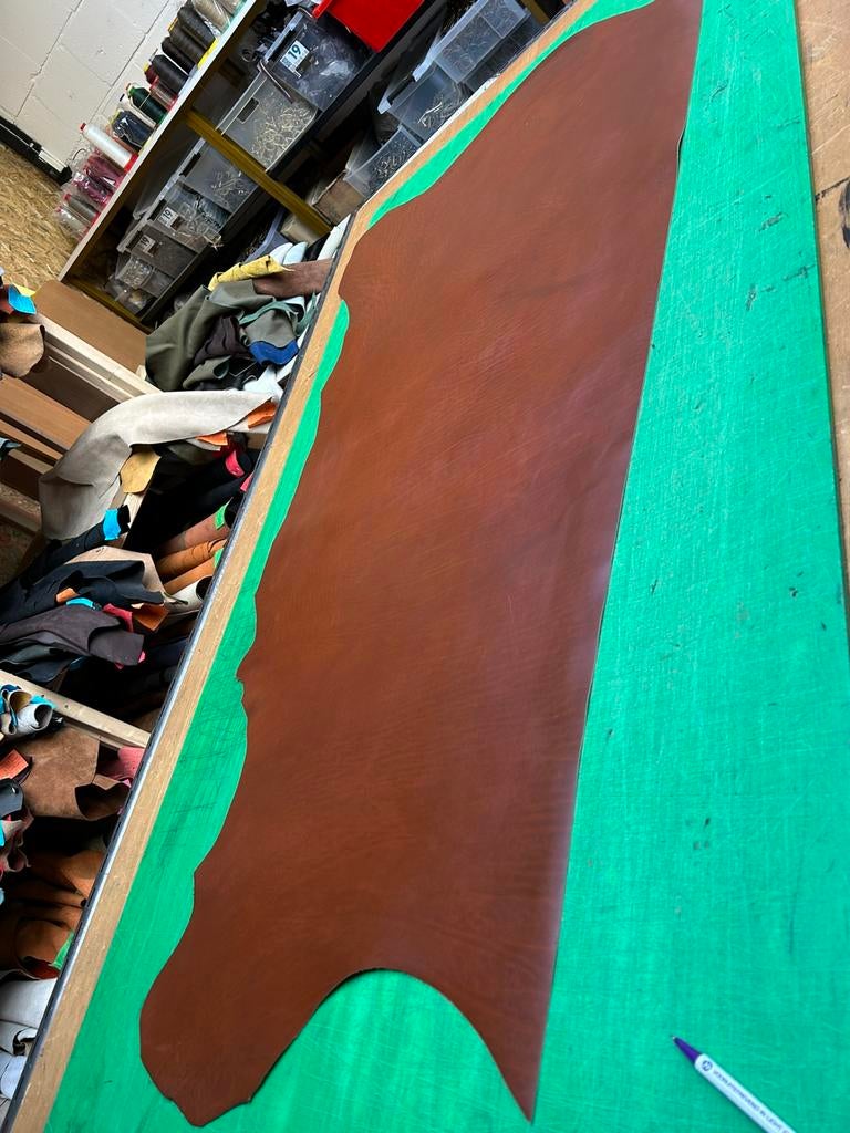 Cognac kalfs halve huid 1,5 mm dikte iets stug en glad A-47, Enlèvement ou Envoi