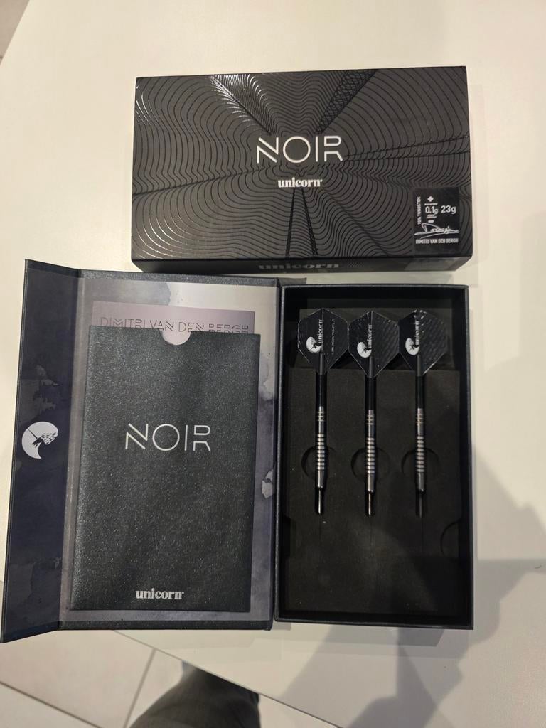 Darts pijlen en case, Sport en Fitness, Darts, Ophalen, Zo goed als nieuw, Pijlen