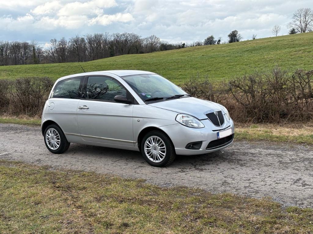 Lancia Ypsilon 1.2 essence EURO5 - prêt à immatriculer, Auto's, Lancia, Voorwielaandrijving, Euro 5, Stof, 1242 cc