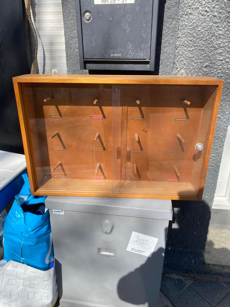Vintage houten hang vitrinekast 69 cm x 46 cm x 13,5 cm, Antiek en Kunst, Antiek | Meubels | Kasten, Ophalen
