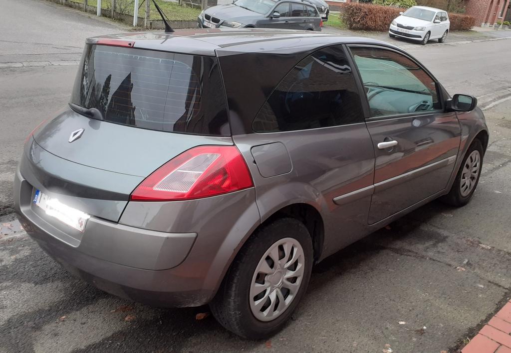 Benziene 165000km, Voorwielaandrijving, 4 cilinders, 1600 cc, Grijs