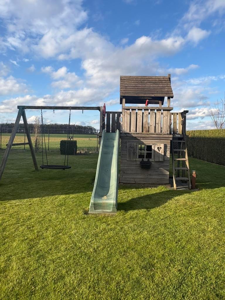 Houten speelhuisje met glijbaan en schommel, Kinderen en Baby's, Speelgoed | Buiten | Speeltoestellen, Ophalen, Gebruikt, Glijbaan