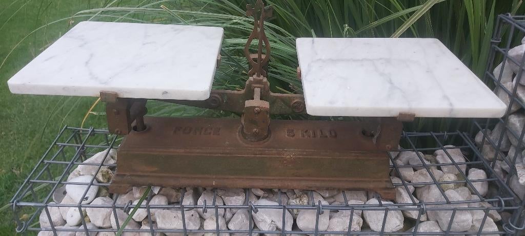 Balance ancienne avec plaques en marbre, Enlèvement