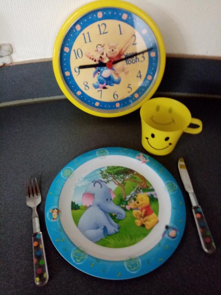 Winnie the Pooh kinderbord + beker + bestek + analoge klok, Ophalen of Verzenden, Zo goed als nieuw, Overige typen