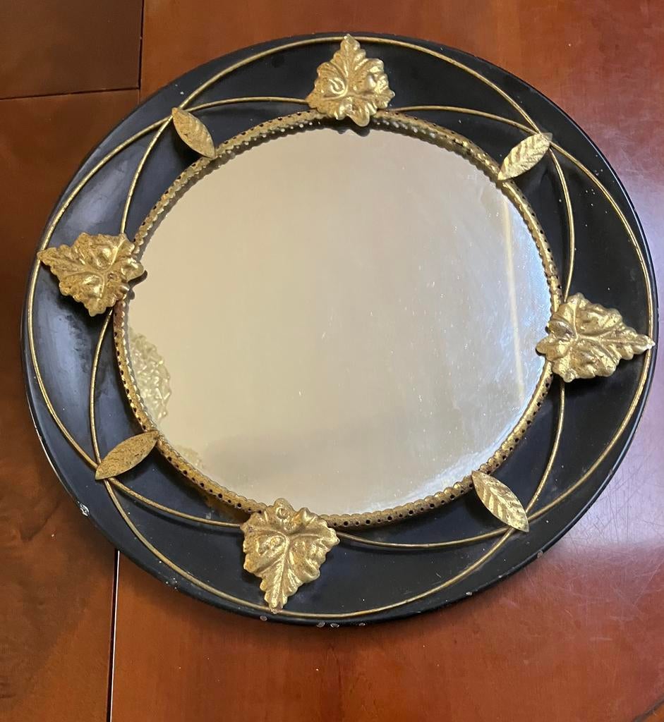 Retro spiegel met versieringen in ijzer diam. 43 cm. Kl.zw.g, Antiek en Kunst, Antiek | Spiegels, Ophalen, Rond