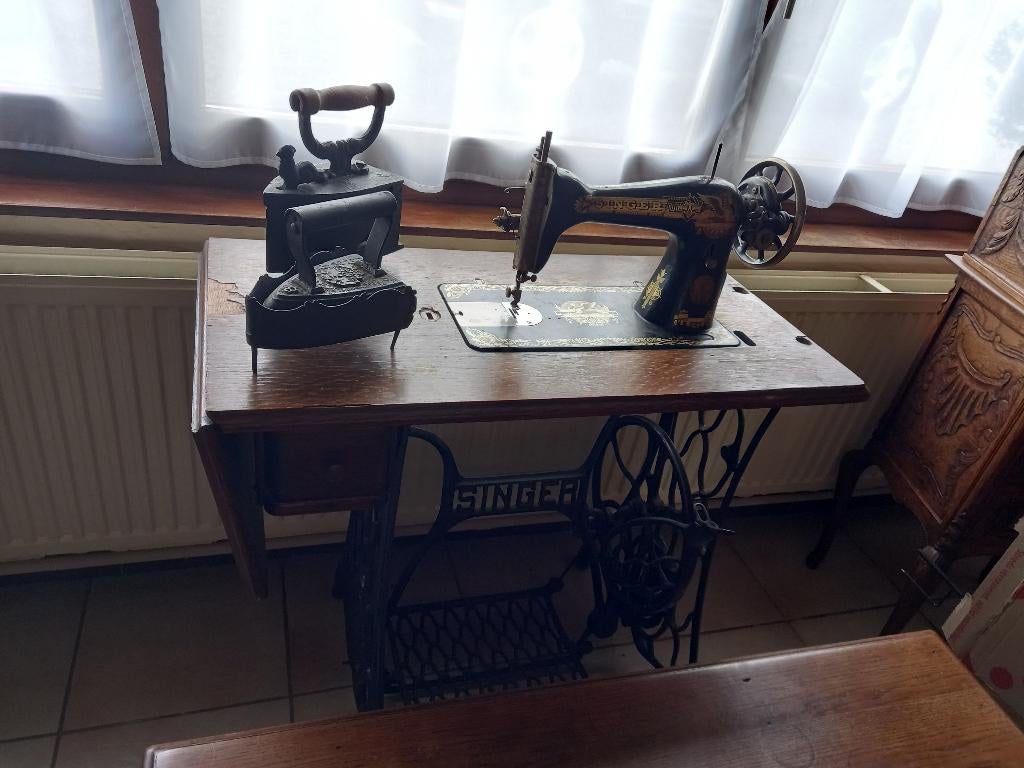 Machine a coudre SINGER 1923 et fers à repasser anciens, Hobby & Loisirs créatifs, Machines à coudre & Accessoires, Enlèvement