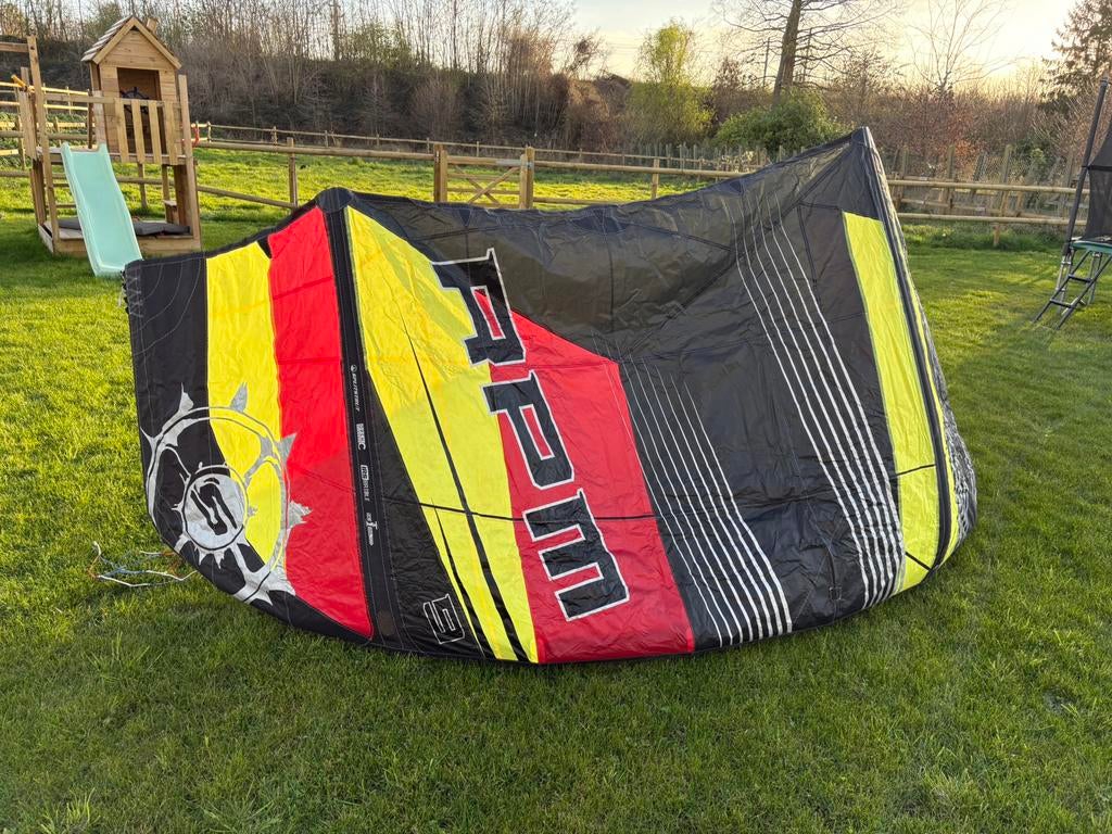 Slingshot RPM kite 9m, Watersport en Boten, Kitesurfen, Ophalen, Gebruikt, 9 m², Kitesurf-set