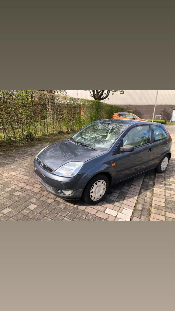 Te koop: Ford Fiesta benzine van 2004 met slechts 62.000 km, Auto's, Voorwielaandrijving, Elektrische ramen, Particulier, Fiësta