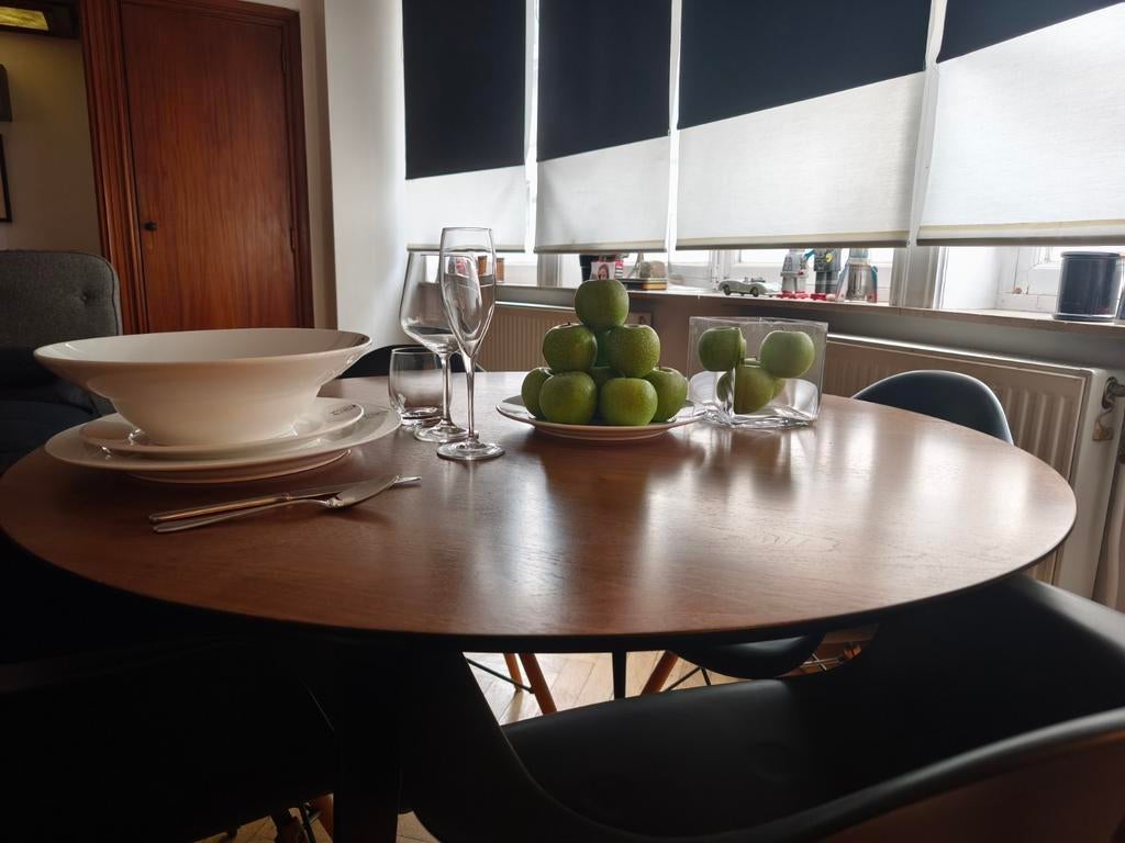 Table en noyer Vintage +4 chaises noir style "Charles Eames, Enlèvement