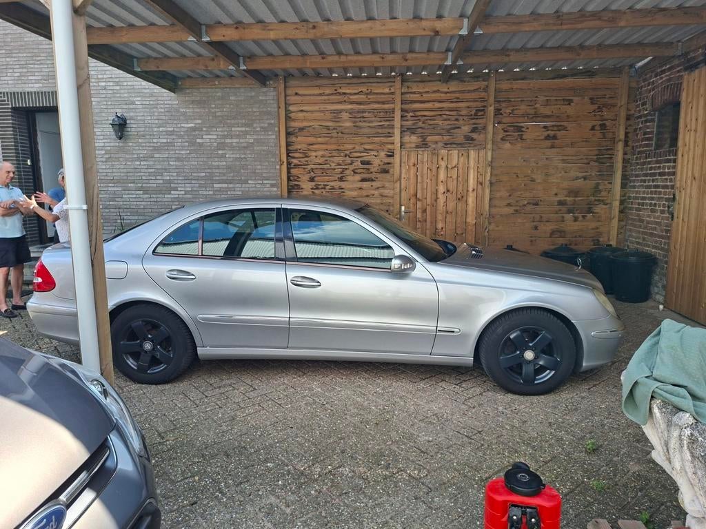 Mercedes E200 diesel 12.2004 250.000 km automatique, Autos, Achat, 4 portes, Carnet d'entretien, Automatique
