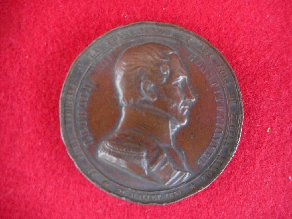ancien médaillon Roi Léopold I en bronze massif 1831, Verzamelen, Koningshuis en Royalty, Verzenden