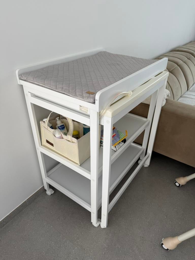 Verzorgingstafel met ingebouwd bad – zo goed als nieuw!, Ophalen of Verzenden, Zo goed als nieuw, Badje