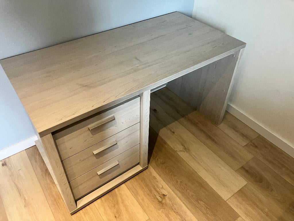 Grijze bureau met 3 schuiven 132x66x72, Huis en Inrichting, Bureaus, Ophalen, Gebruikt, Met lades, Schoolbureau