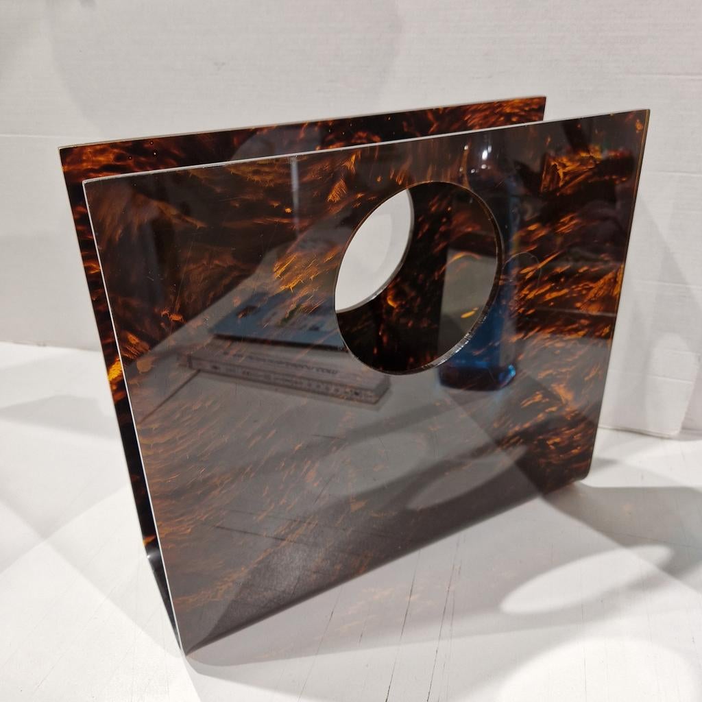 Lectuurbak Dior uit  bruin plexiglas met schildpadmotief, Huis en Inrichting, Woonaccessoires | Krantenbakken en Lectuurbakken