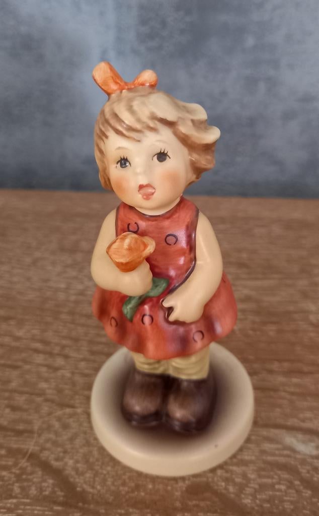 Hummel nr. 762 - Roses are Red - 9 cm - Zie Tekst, Verzamelen, Ophalen of Verzenden, Zo goed als nieuw, Hummel