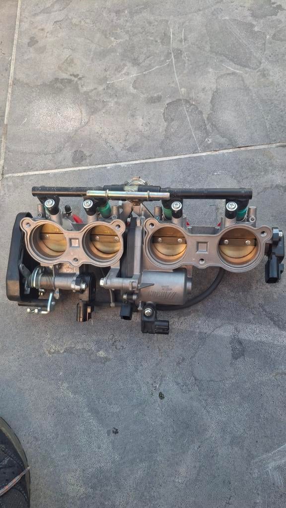 Yamaha R1 brandstofklep, Motoren