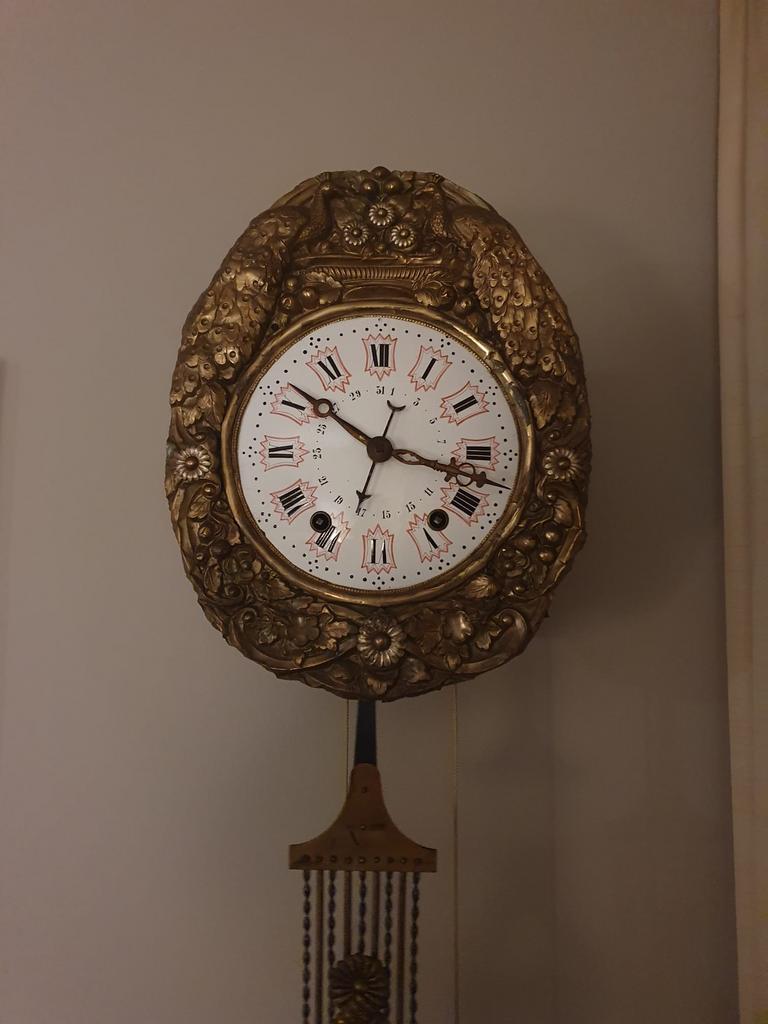 Comtoise klok met bloemslinger, Ophalen