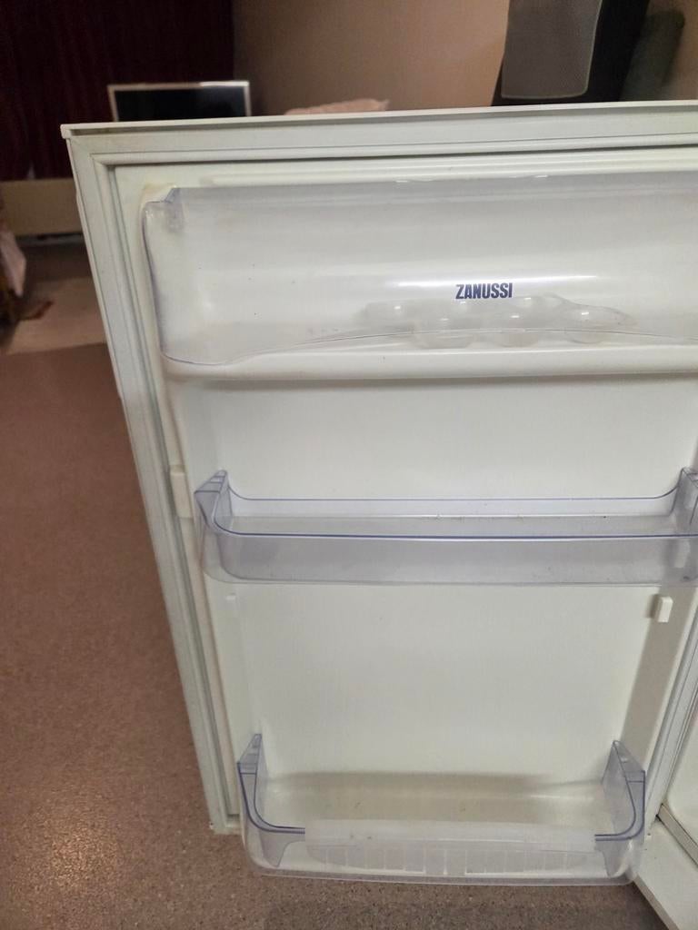 Frigo table sans bac de congélation.