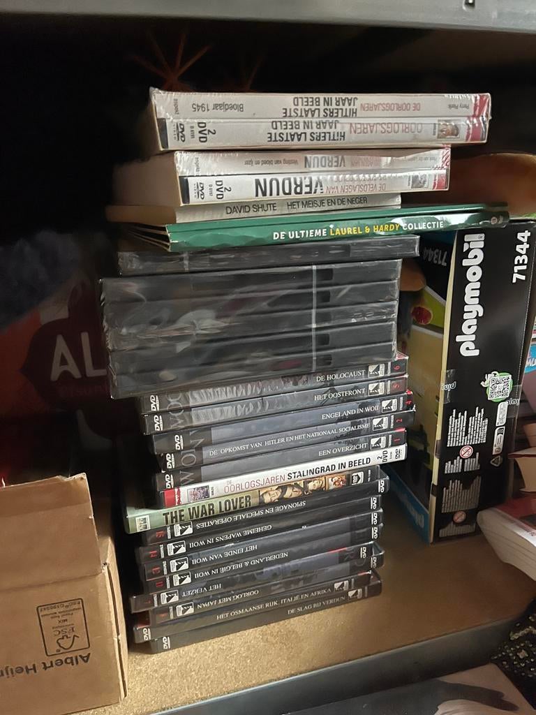 Veel spullen over de oorlog. DvD, vhs en boeken, Ophalen