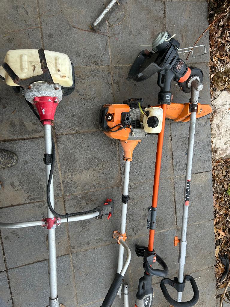 Vier bosmaaiers op accu en twee op benzine opknappers, Tuin en Terras, Ophalen, Gebruikt, Accu, Black&decker