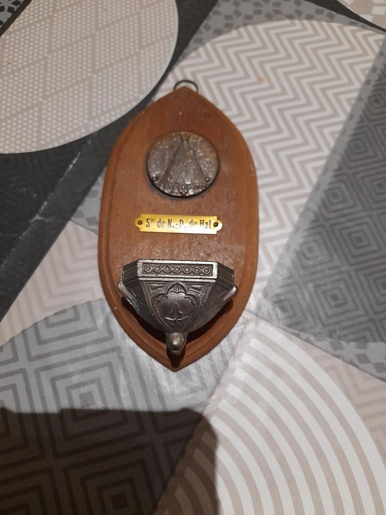 Petit bénitier, Collections, Enlèvement