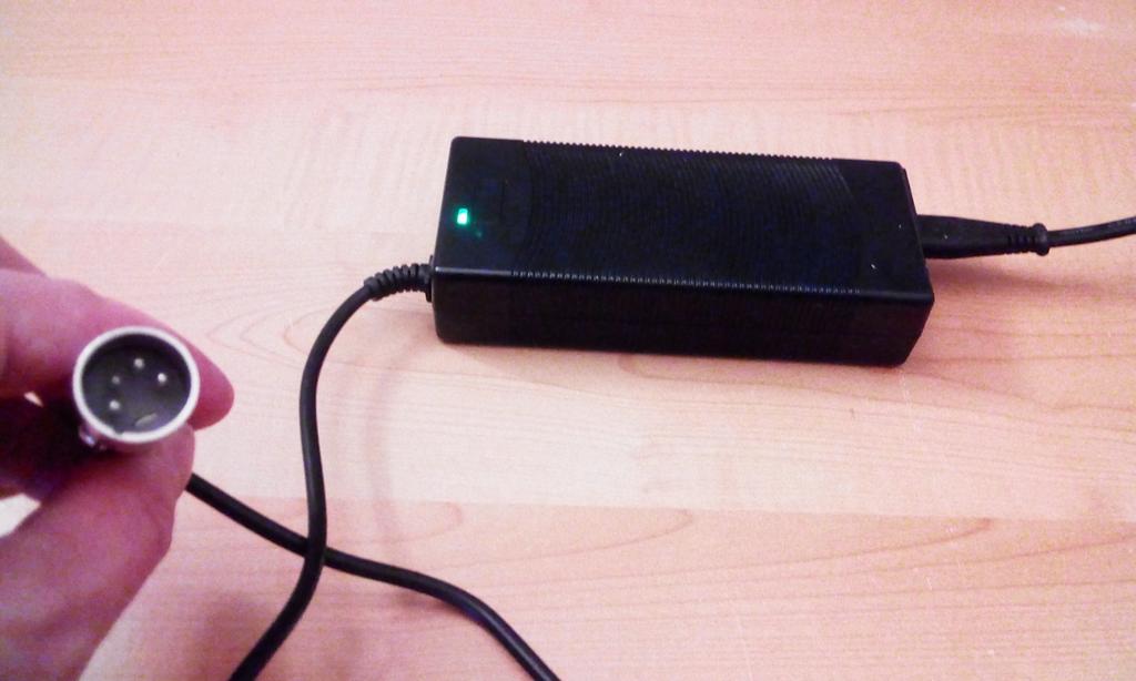 E-Bike oplader Gazelle / Emove 36V output 48V  4pin, Fietsen en Brommers, Fietsaccessoires | Fietsaccu's, Zo goed als nieuw, Ophalen