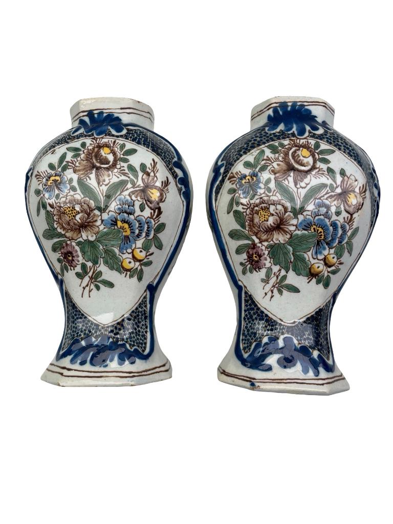 Paar polychrome aardewerken vazen in Delftse 19e stijl