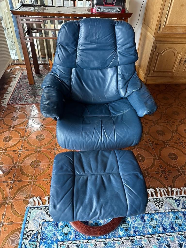 Fauteuil relax en cuir bleu avec repose-pied, Maison & Meubles, Fauteuils, Utilisé, Cuir, 75 à 100 cm, 125 à 150 cm, Enlèvement