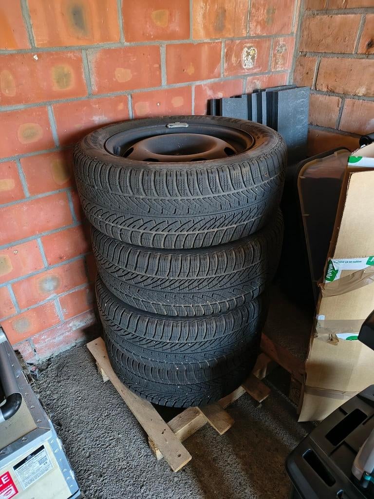 Velgen + banden en wielschelen Citroën Berlingo 2014, Auto-onderdelen, Banden en Velgen, Ophalen, 16 inch, Winterbanden, Band(en)