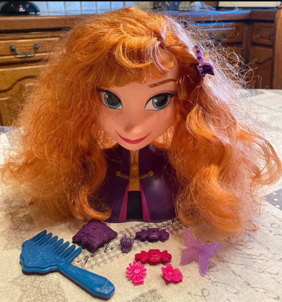 Frizen Anna opmaakpop met accessoires+2maskers., Kinderen en Baby's, Ophalen of Verzenden, Gebruikt, Overige typen