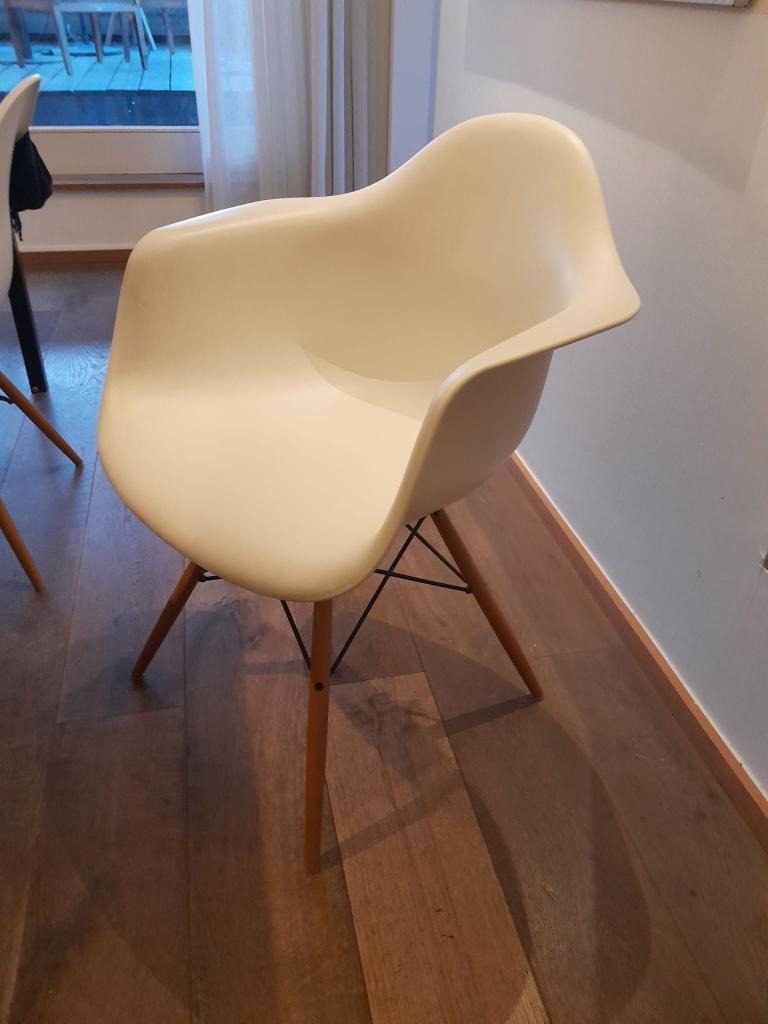 6 Eames DAW chair wit met houten onderstel, Huis en Inrichting, Stoelen, Gebruikt, Mid modern century, Wit, Vijf, Zes of meer stoelen
