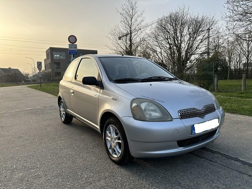 Toyota Yaris 1.0 benzine gekeurd, Autos, Toyota, Argent ou Gris, Achat, 139 g/km, Entreprise