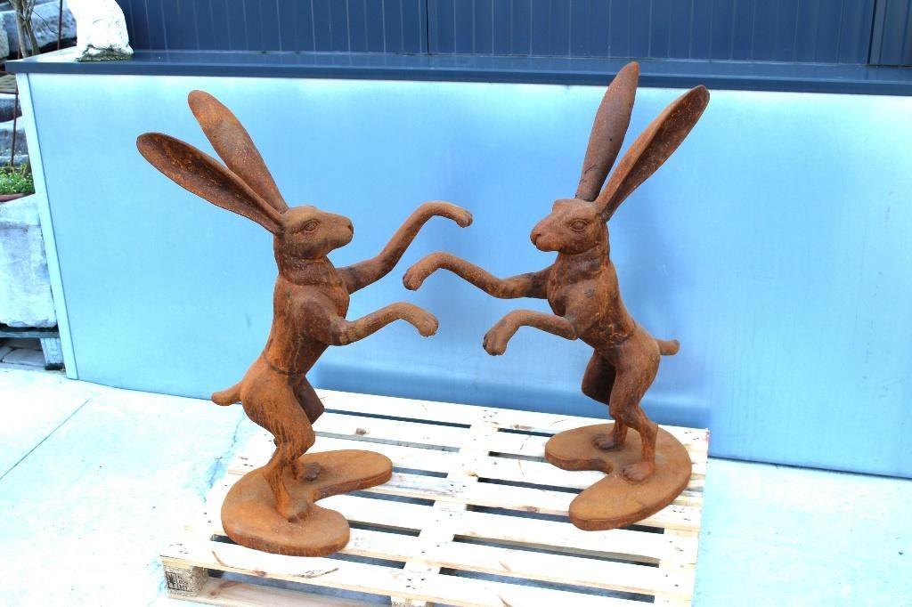 Roestig gietijzeren beeld van een hazengevecht, Tuin en Terras, Tuinbeelden, Ophalen, Nieuw, Metaal, Dierenbeeld