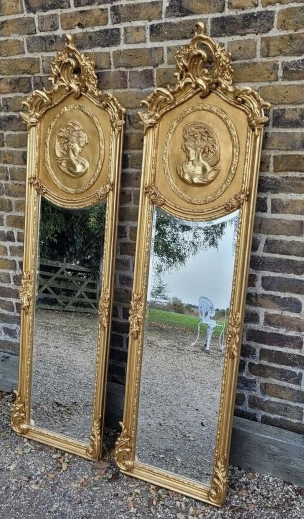 Set Elegante passpiegels met een gedetailleerd amulet van ee, Enlèvement