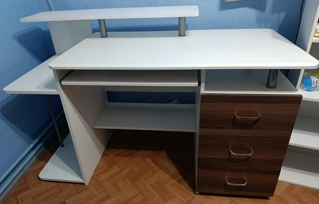 Bureau blanc et marron, démonté (Froidchapelle, Binche), Enlèvement, Blanc