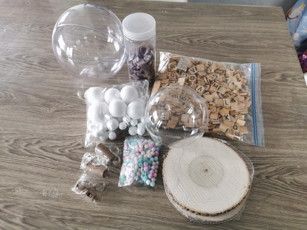 Lot knutselmateriaal: plexi en piepschuim bollen, lampjes,.., Ophalen