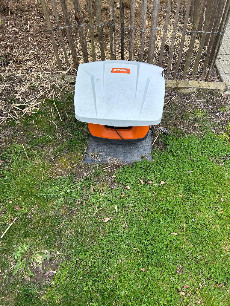 robotmaaier, Jardin & Terrasse, Tondeuses robotisées, Enlèvement, Utilisé, Stihl, Avec capteur de pluie