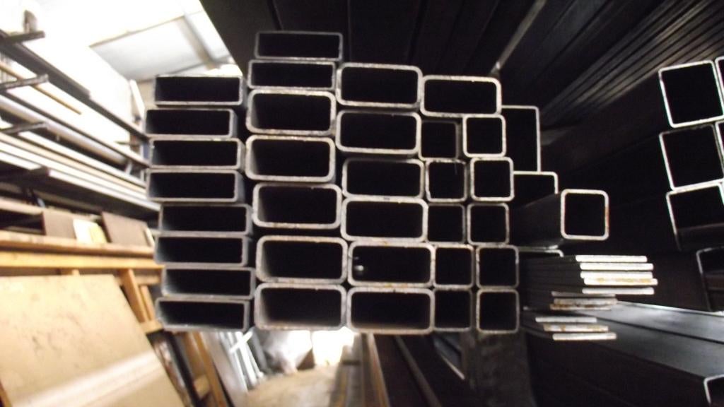 Différents profilés métalliques sont disponibles à  Alost, Enlèvement, Neuf, Fer