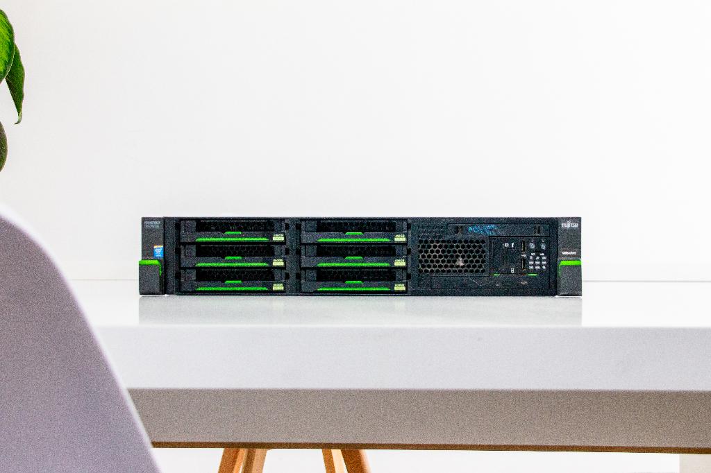 Fujitsu Primergy RX300 S8 Server, Computers en Software, Servers, 2 tot 3 Ghz, Hot swappable onderdelen, Zo goed als nieuw, 1 TB of meer