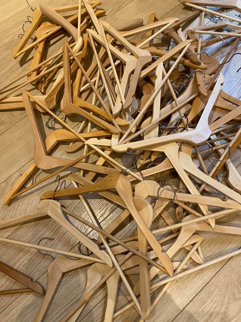 Lot van 90 houten kapstokken, Ophalen, Zo goed als nieuw