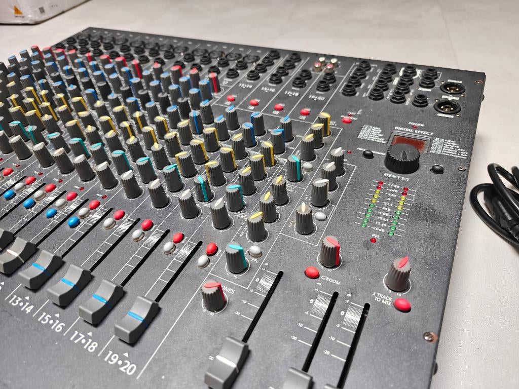 20 kanaal mixer & flightcase, Ophalen, Gebruikt, 20 kanalen of meer, Microfooningang