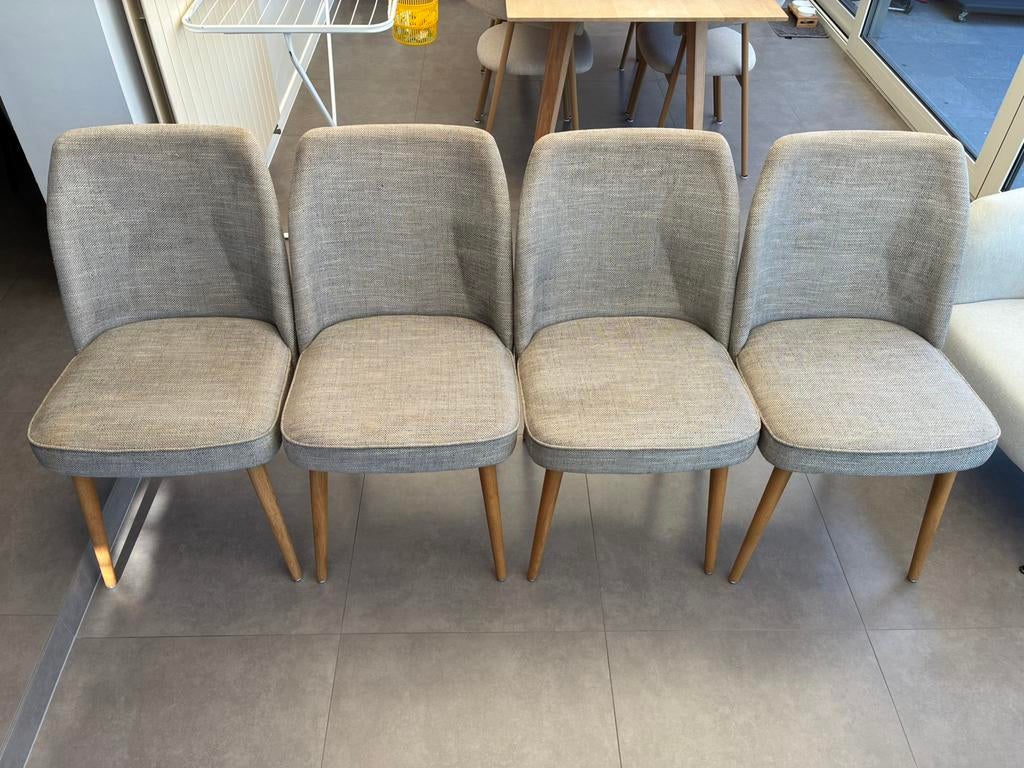 4 stoelen in  grijze stof met houten poten, Ophalen, Zo goed als nieuw, Stof