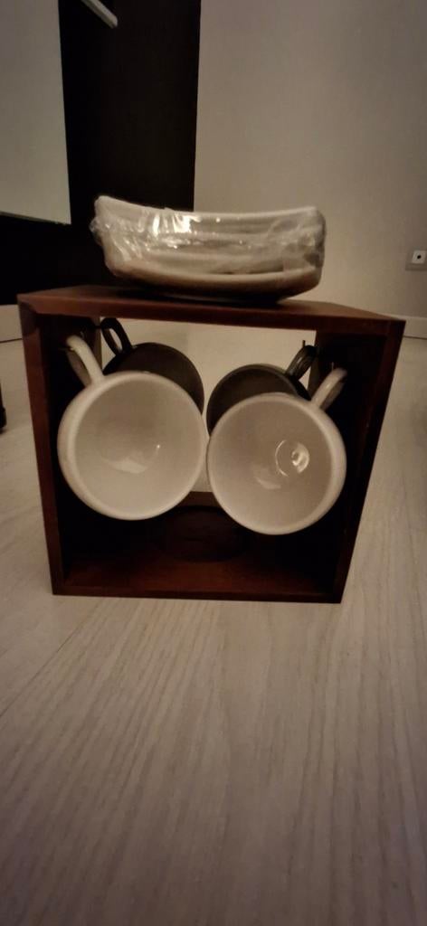 Koffie tassen met onderzetters, Huis en Inrichting, Keuken | Servies, Ophalen