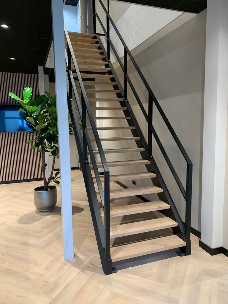 Stalen Trap en tredes van Eikenhout.Steek/Kwart/Dubbelkwart, Doe-het-zelf en Bouw, Ladders en Trappen, Nieuw, Trap, Ophalen