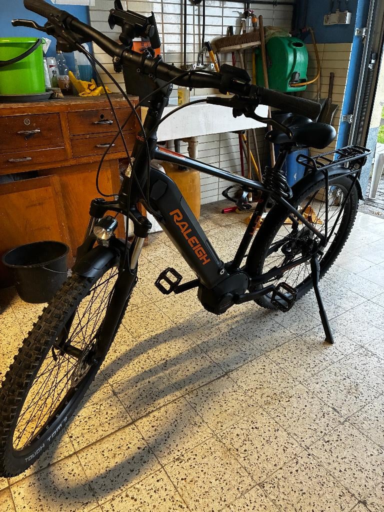 A vendre Vélo électrique de route VTC Raleigh Dundee 9, Zo goed als nieuw, 50 km per accu of meer, 55 tot 59 cm, Ophalen