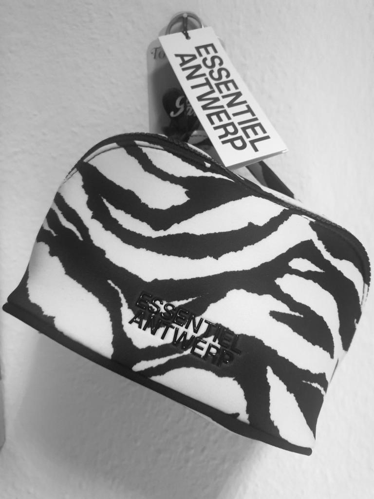 Toiletzak essentiel Antwerp, Ophalen