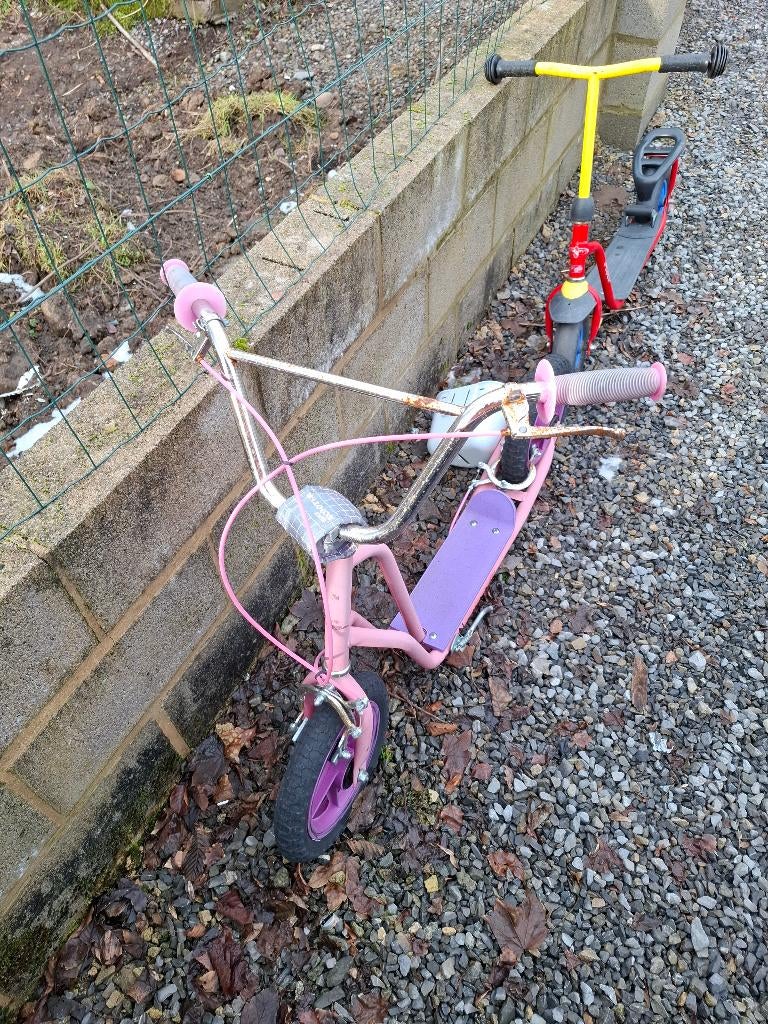 A vendre 2 vélos fille et 2 trottinettes, Vélos & Vélomoteurs, Trottinettes, Enlèvement, Utilisé