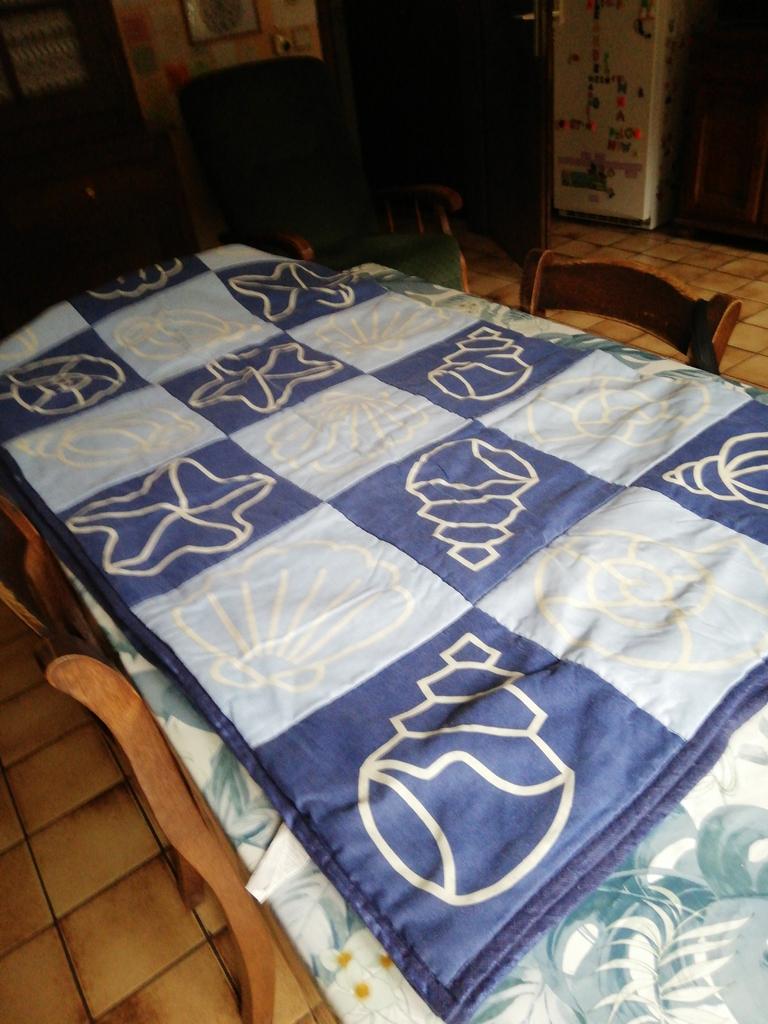 Couvre-lit 2 personnes. 3 Suisses. 2 mètres sur 1m50., Enlèvement ou Envoi